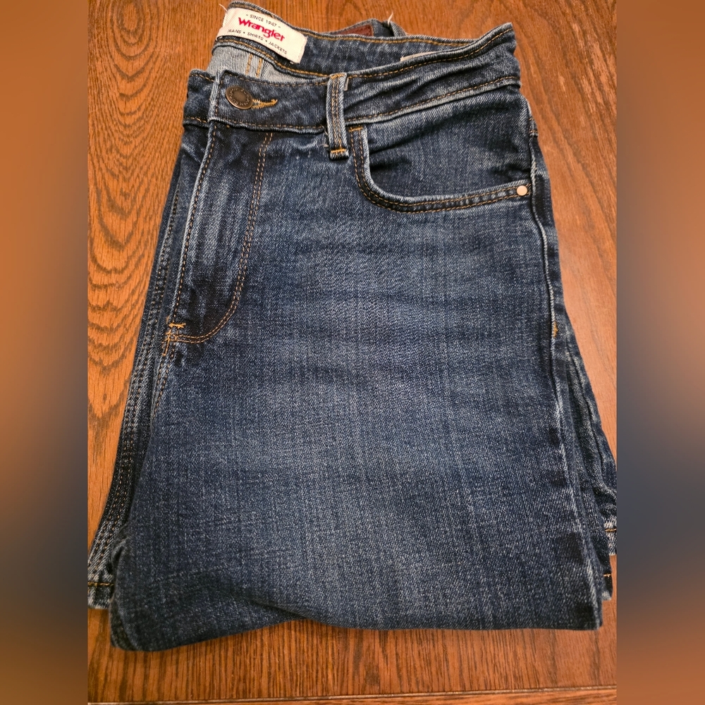 Wrangler Fierce Flare Jeans. Sz 4 (28" Waist) 32" Inseam. - Picture 11 of 12
